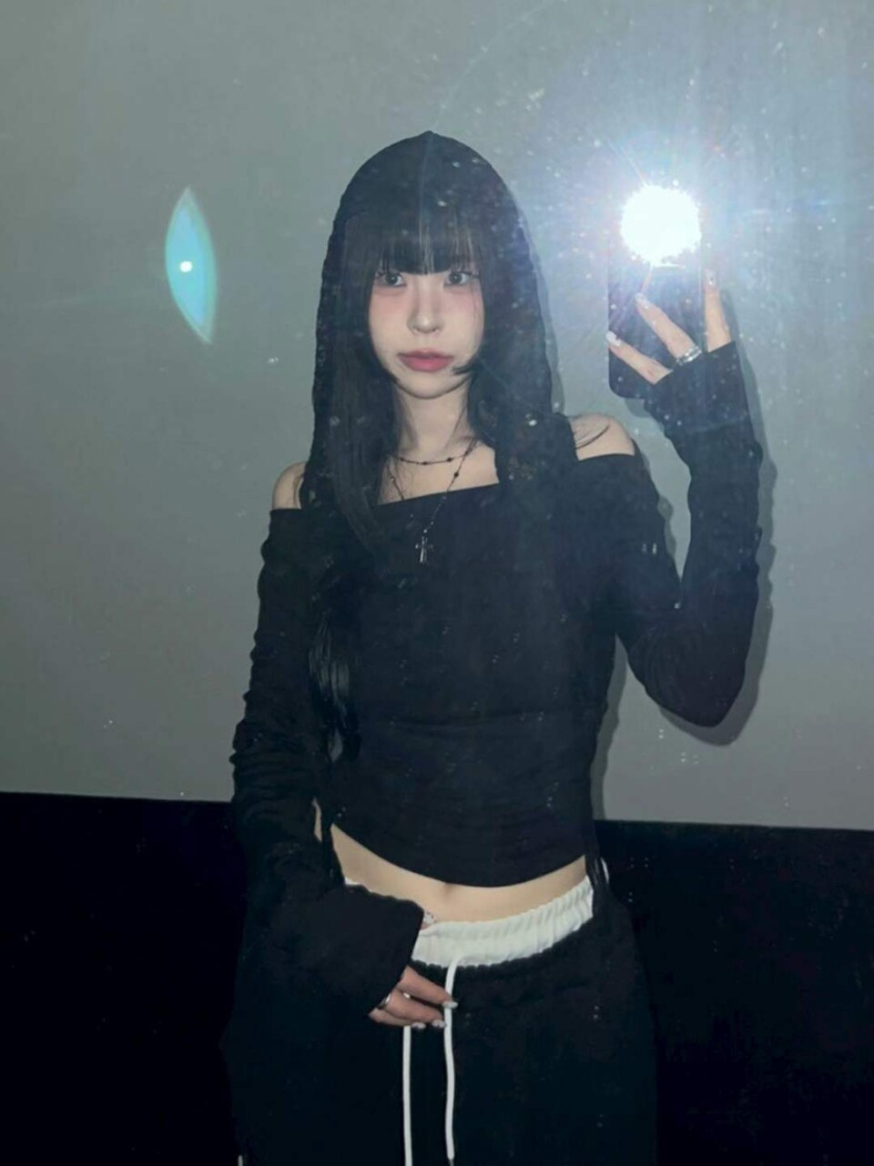 後側紐扣裝飾露肩T恤-3