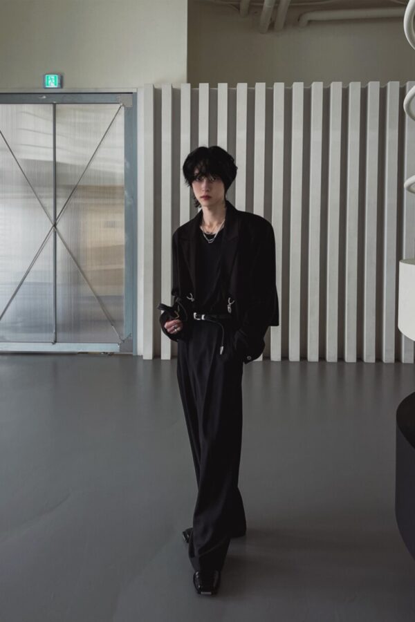 設計金屬扣短款西裝外套