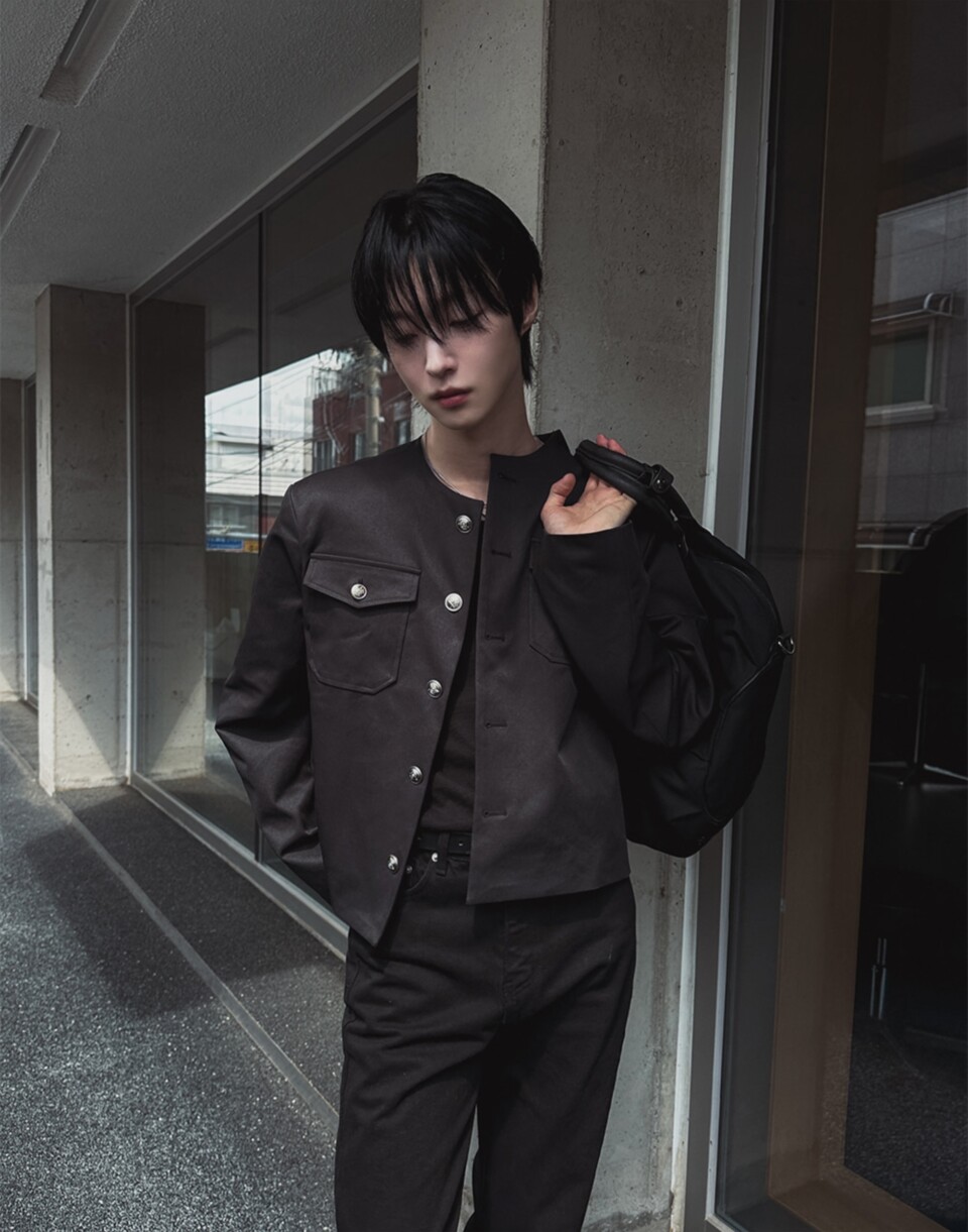 圓領口袋排扣設計短款外套-3