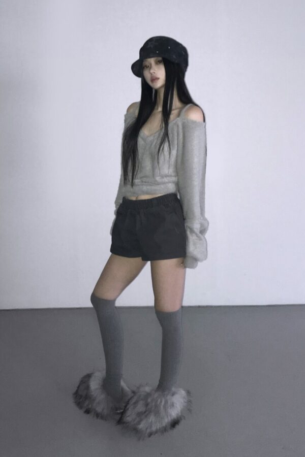 細肩帶露肩毛絨針織衫