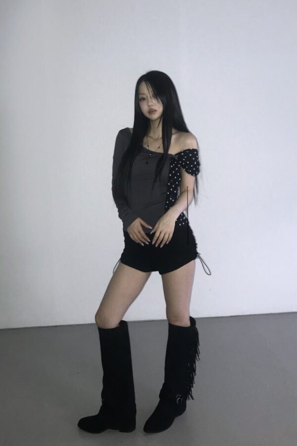 Alternative view of 露肩斜領波點絲巾T恤