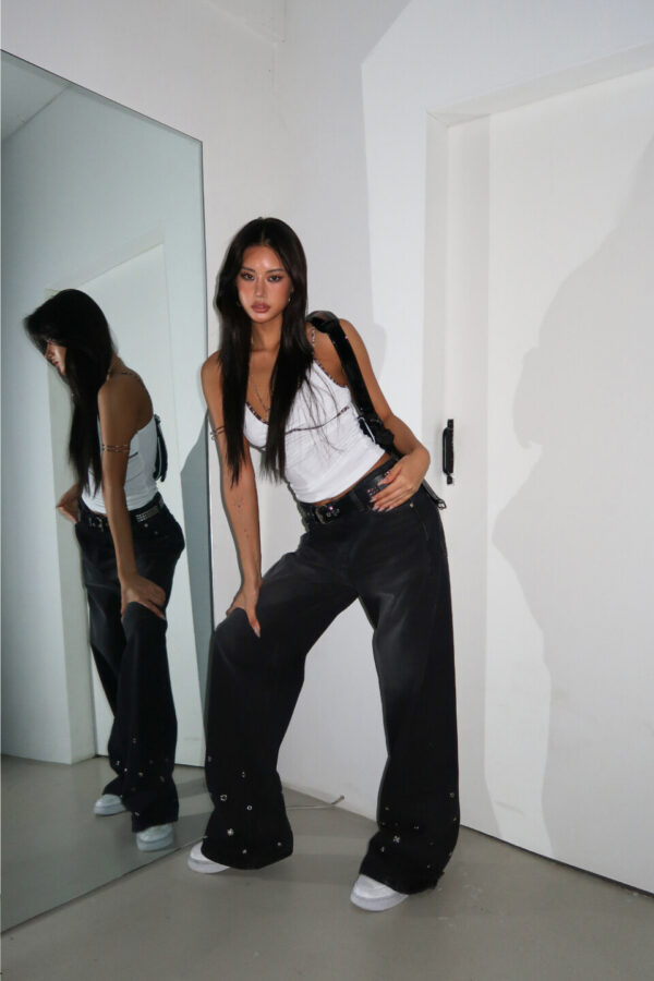 Alternative view of 金屬打孔寬鬆牛仔褲