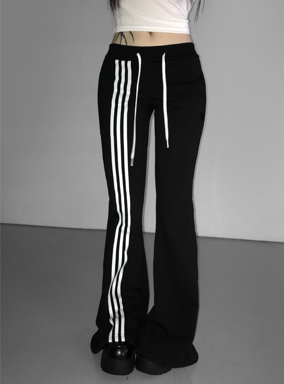 修身側邊線微喇運動褲-2