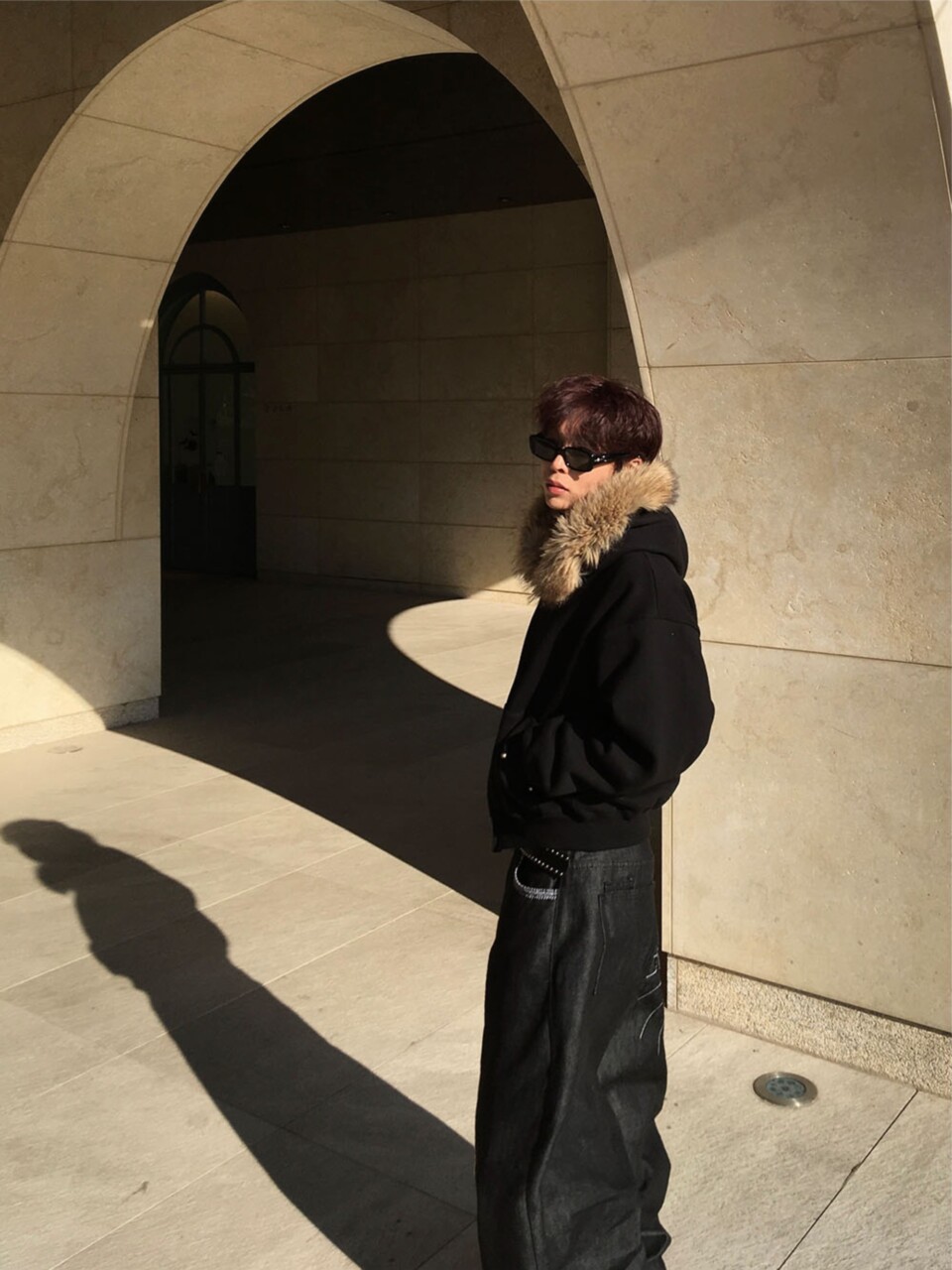 貉毛鉚釘短版連帽拉鍊外套-2