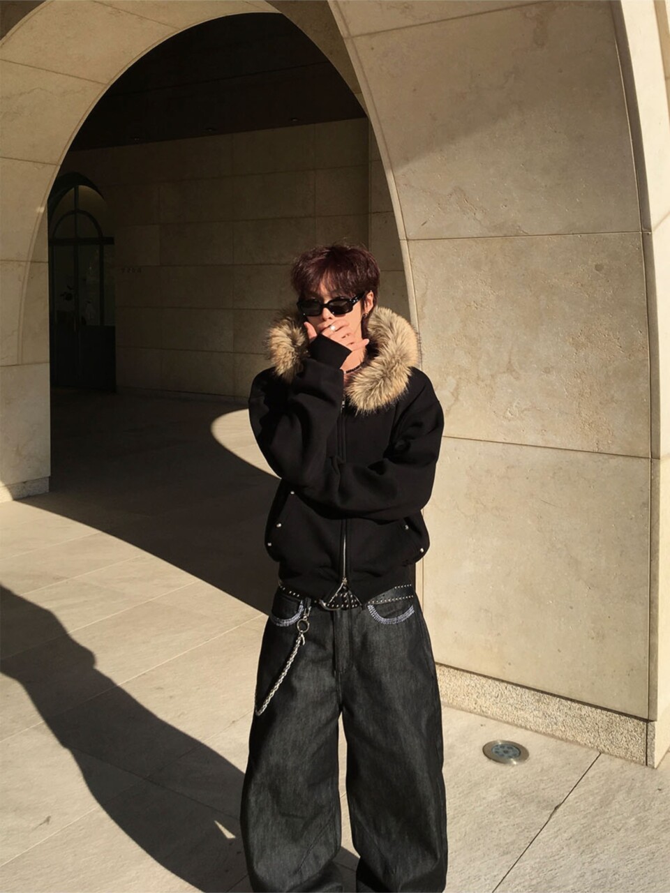 貉毛鉚釘短版連帽拉鍊外套-1