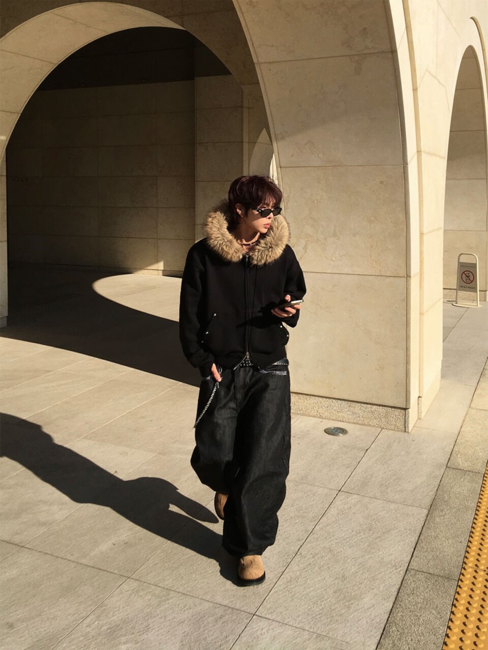 貉毛鉚釘短版連帽拉鍊外套-3