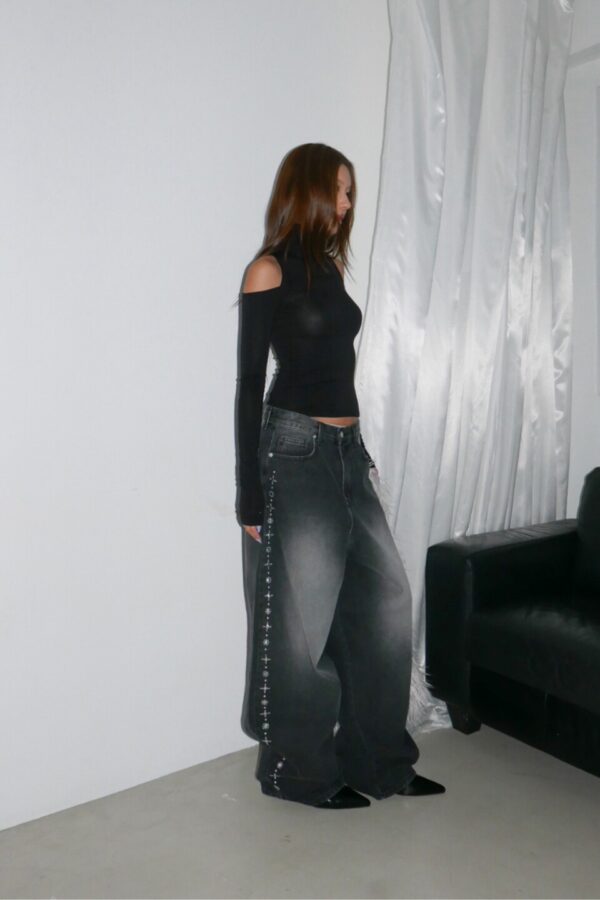 側邊鉚釘彎刀牛仔褲