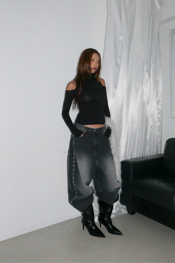 側邊鉚釘彎刀牛仔褲-1